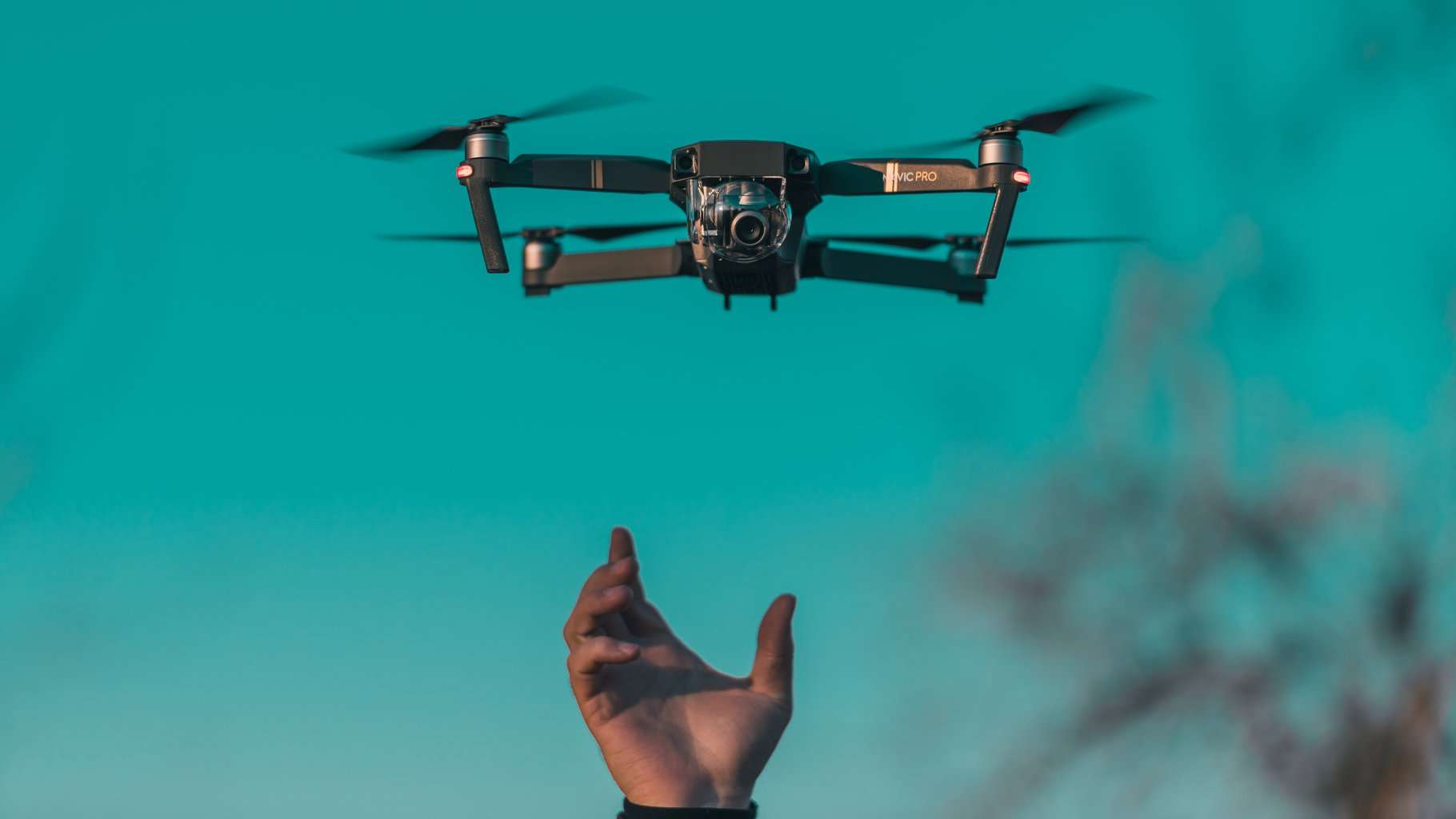 Lee más sobre el artículo Drones: Qué Son, Sus Tipos y Para Qué Sirven 2025